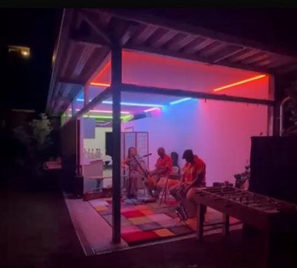 berlin, lichterfelde Musiker spielen in einem beleuchteten Außenbereich bei Nacht.